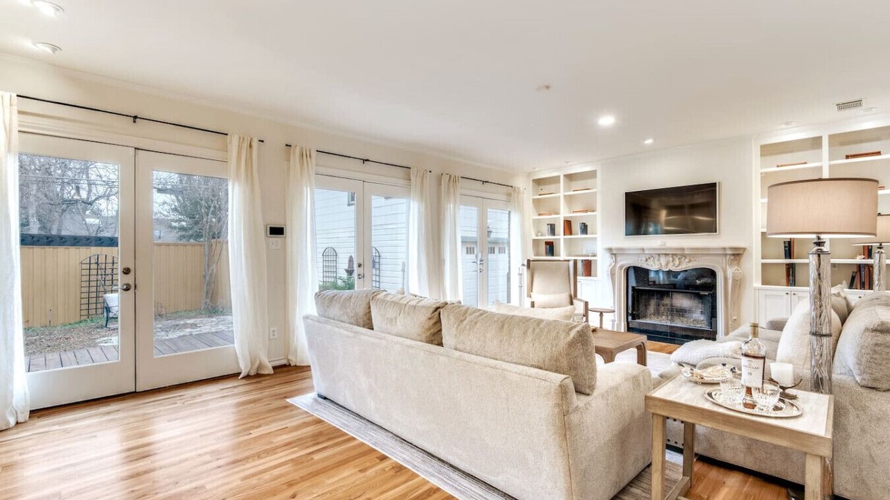 Photo of Livingroom in Greenland Hills