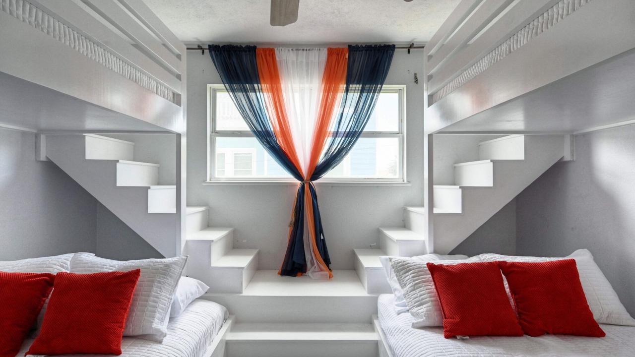 Photo of Bedroom in Pirates Beach