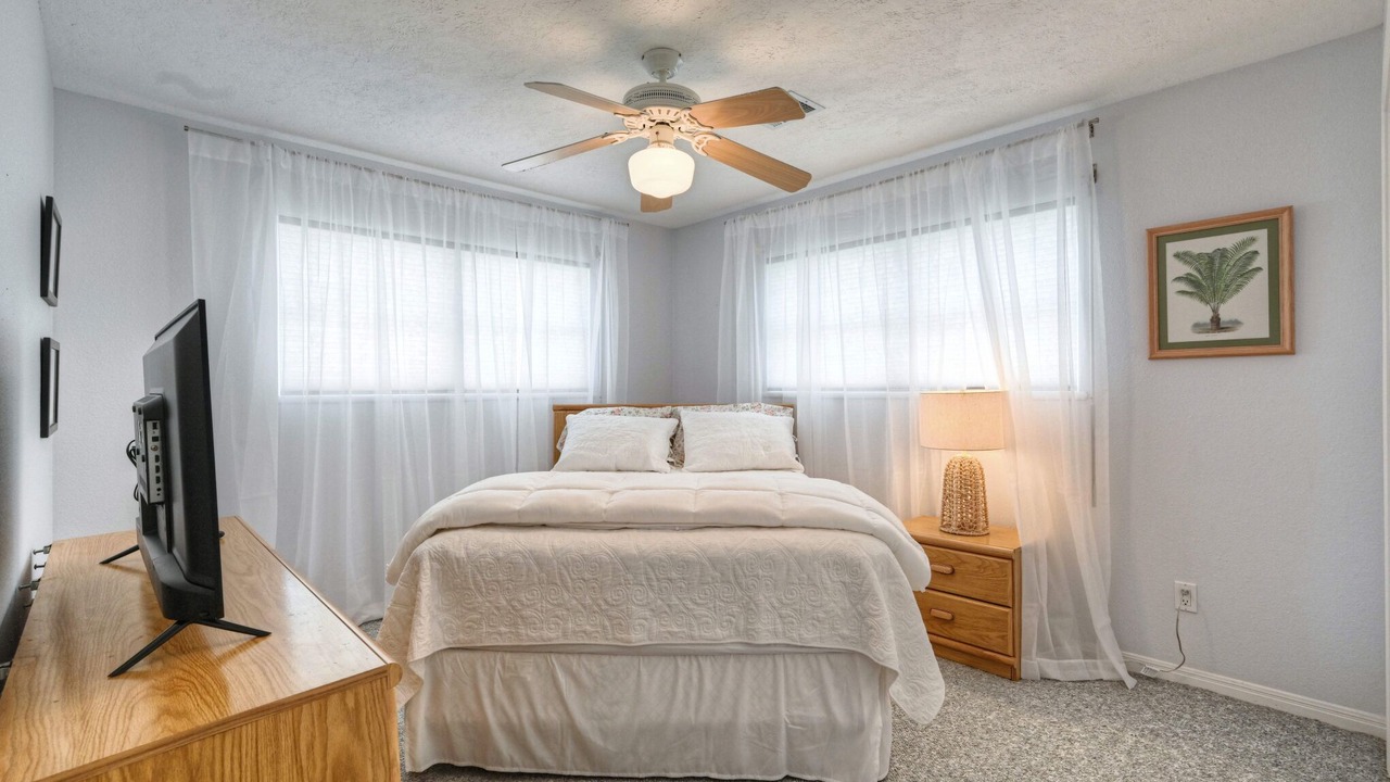 Photo of Bedroom in Pirates Beach