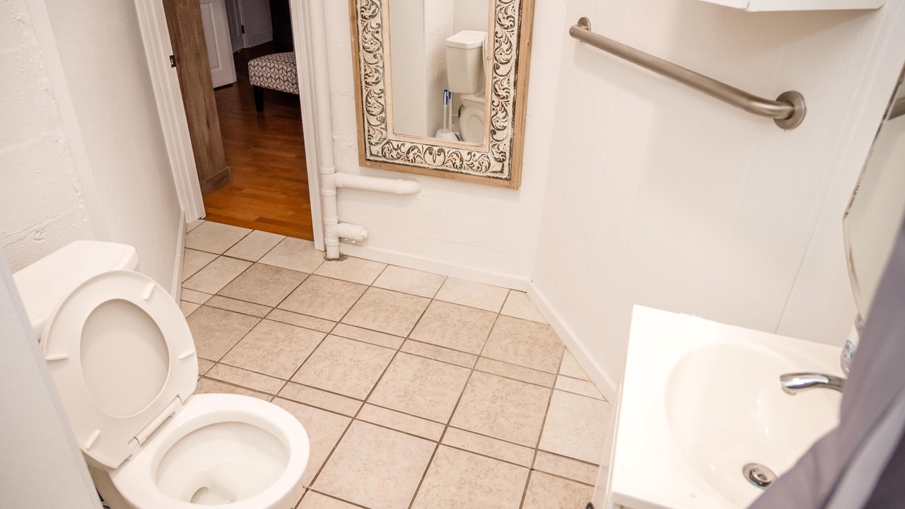 Photo of Bathroom in Black Pearl