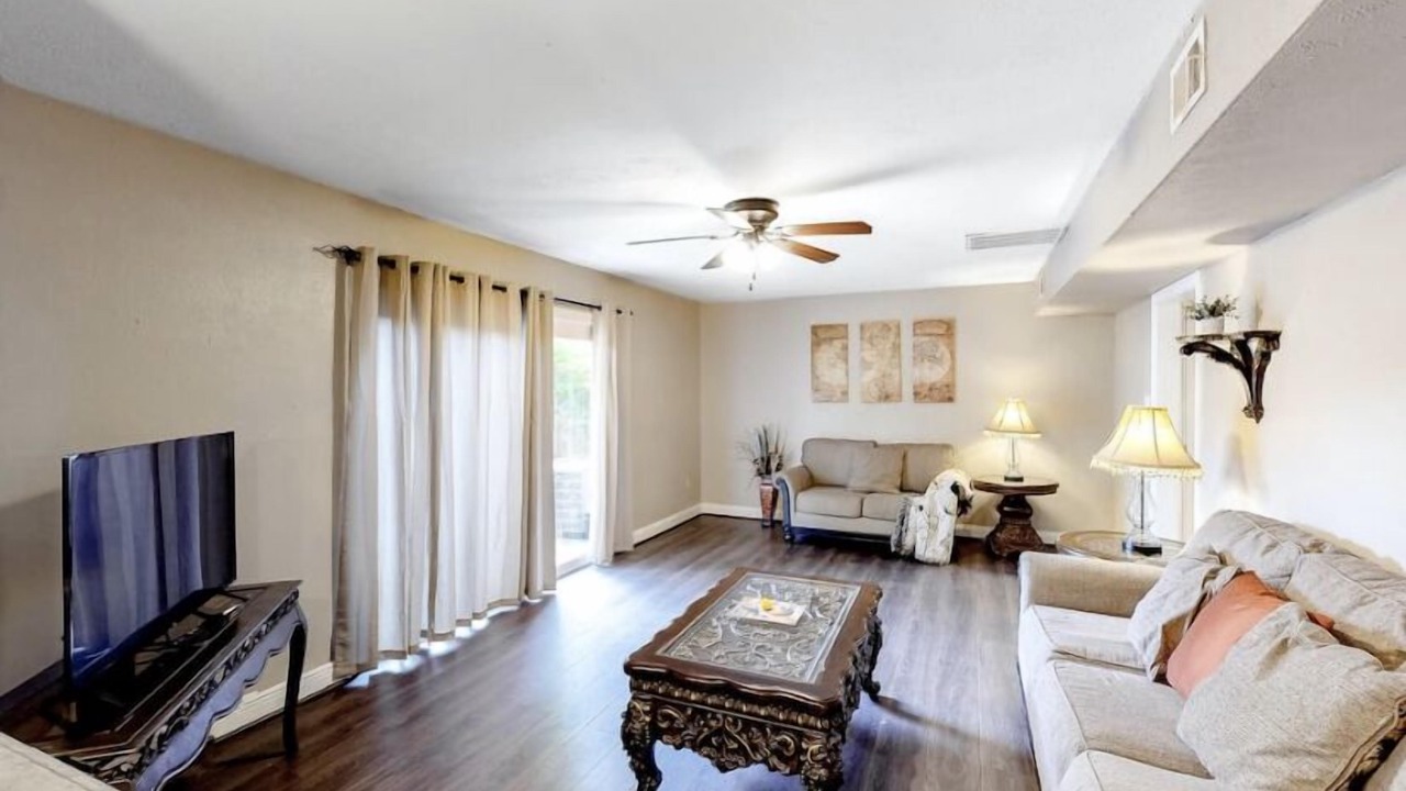 Photo of Livingroom in Old Aurora