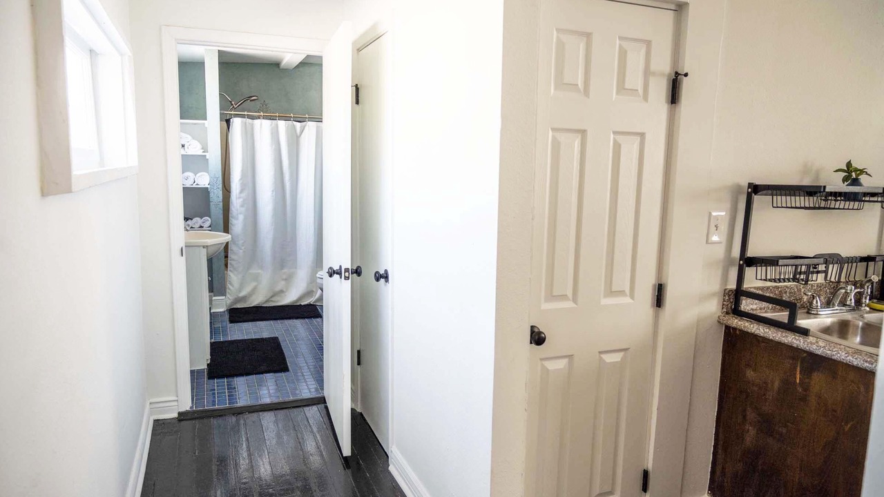 Photo of Bathroom in Black Pearl