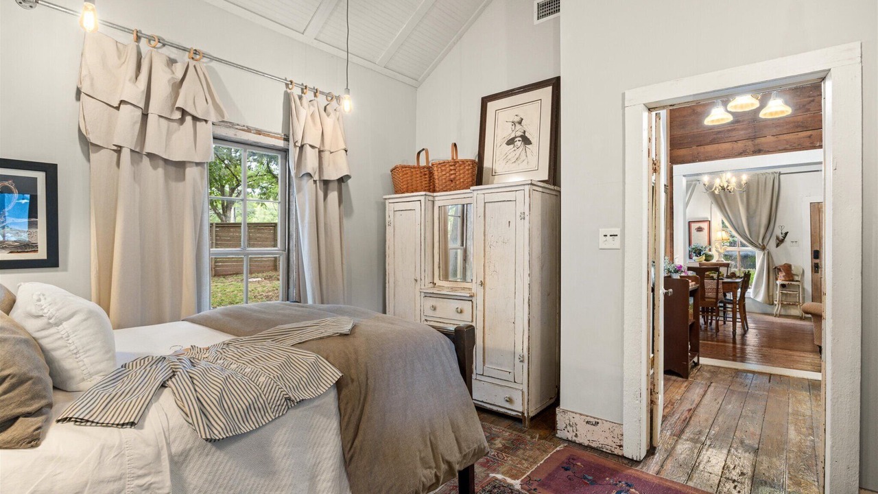 Photo of Bedroom in Granbury
