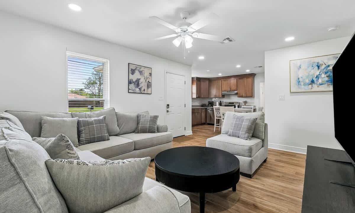 Photo of Livingroom in Violet