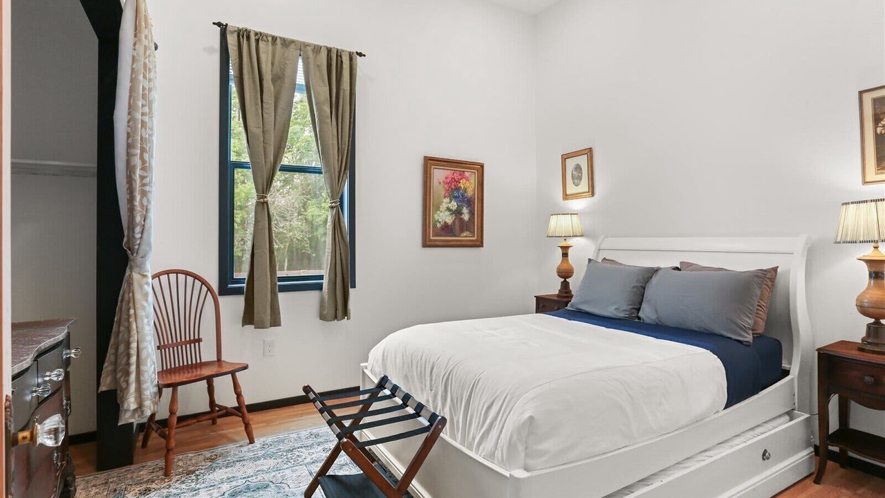 Photo of Bedroom in Holy Cross District