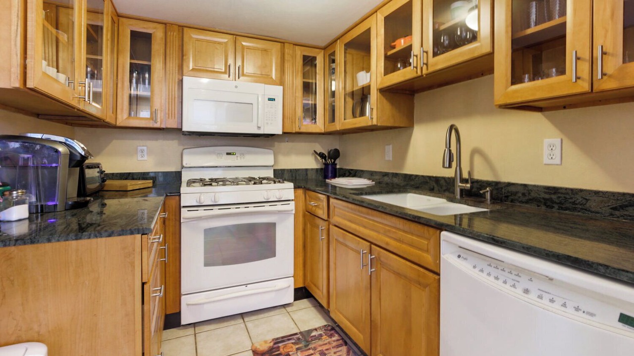 Photo of Kitchen in Central Carrollton Association