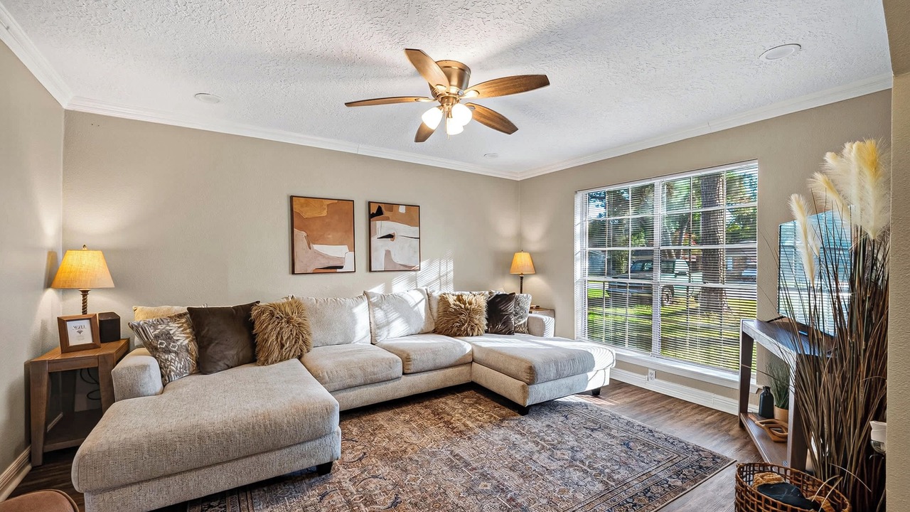 Photo of Livingroom in Bay Front To La Porte