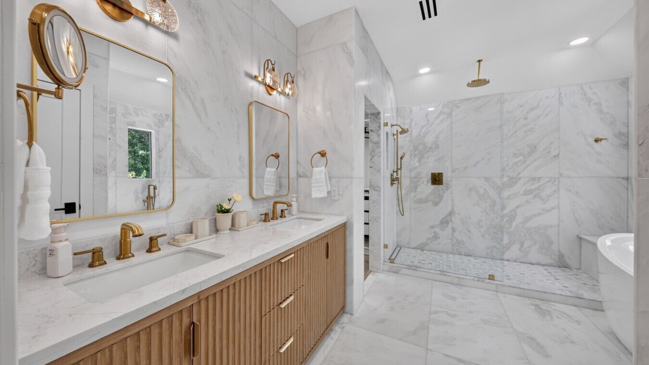 Photo of Bathroom in Alden Bridge
