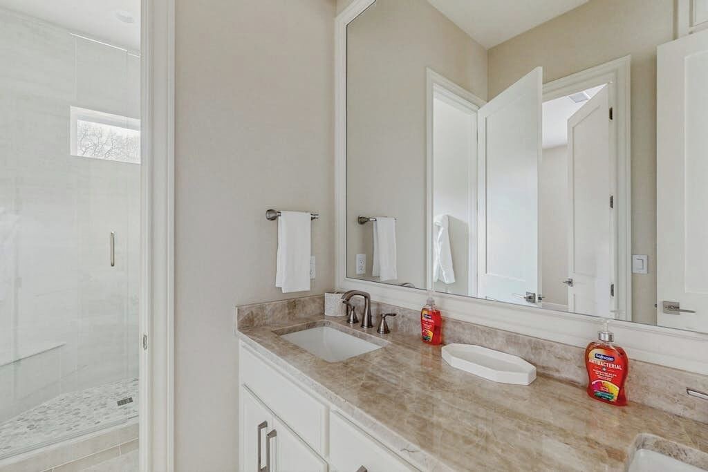 Photo of Bathroom in Point Venture