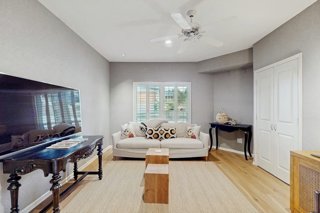 Photo of Livingroom in Horseshoe Bay West