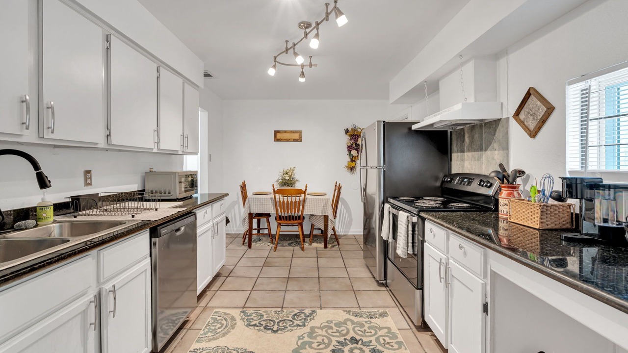 Photo of Kitchen in Central Carrollton Association