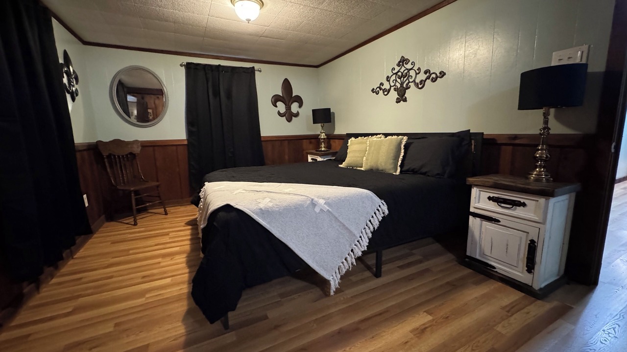 Photo of Bedroom in Flora