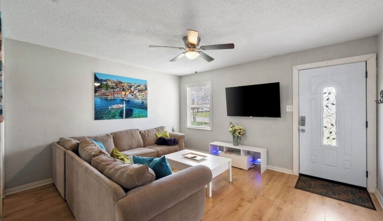 Photo of Livingroom in Central Arlington
