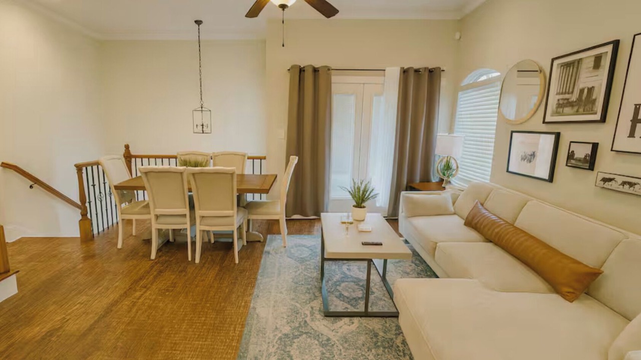 Photo of Livingroom in Knox - Henderson