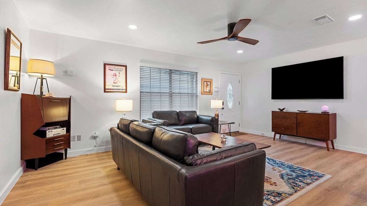 Photo of Livingroom in East Cesar Chavez