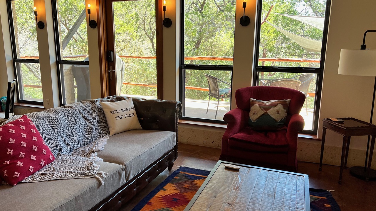 Photo of Livingroom in Westlake Highlands