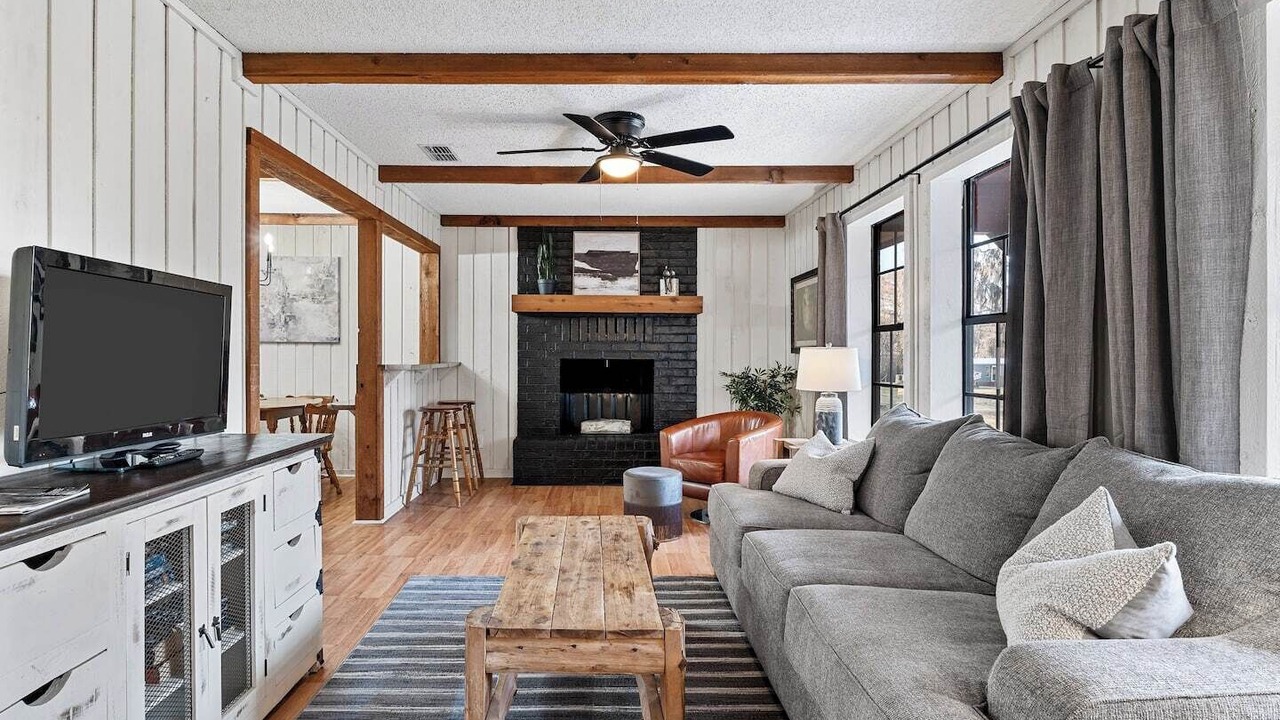 Photo of Livingroom in Uncertain