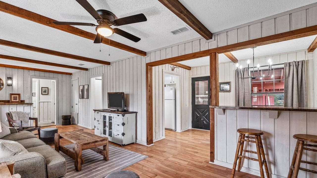 Photo of Livingroom in Uncertain