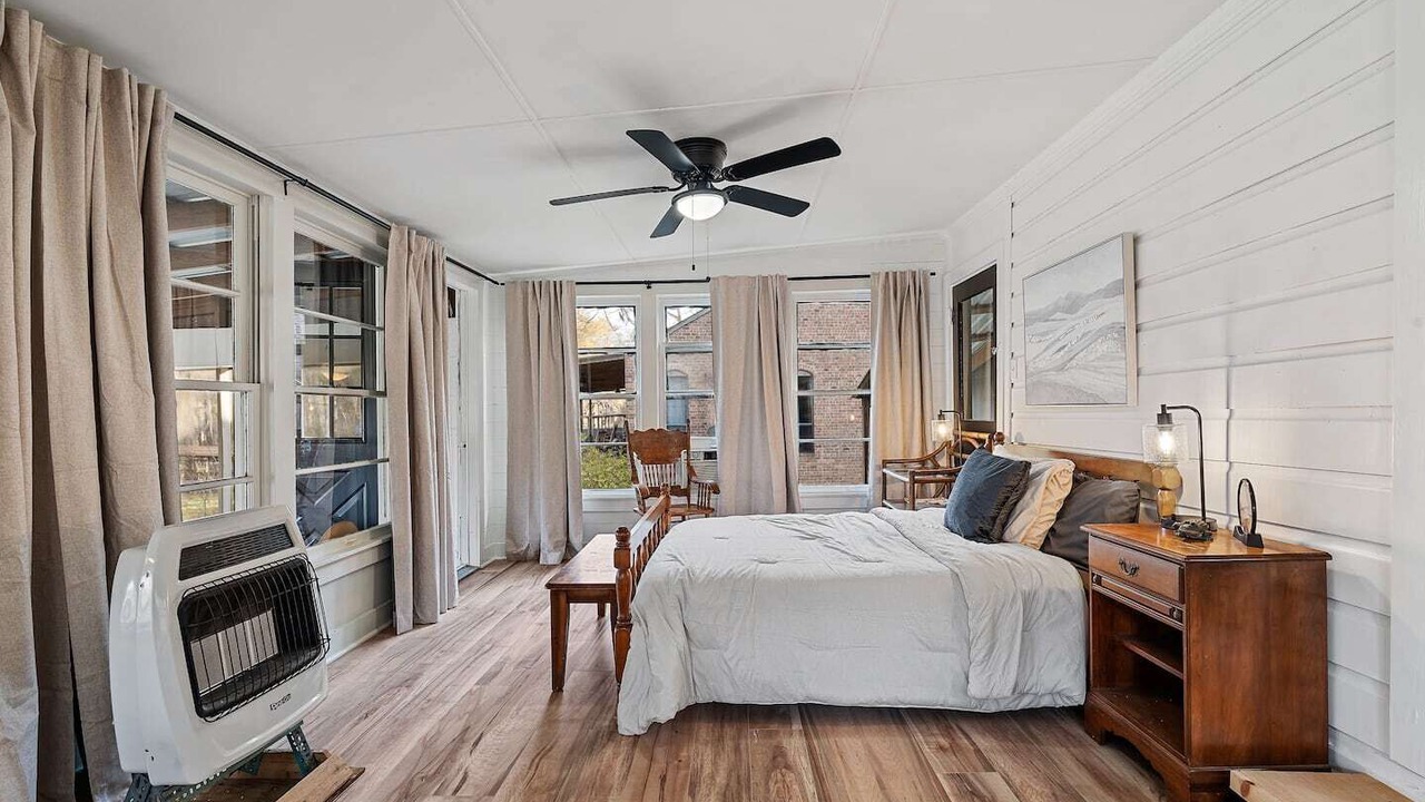 Photo of Bedroom in Uncertain