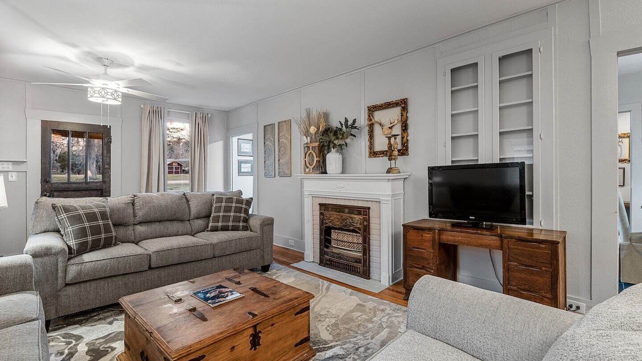 Photo of Livingroom in Uncertain