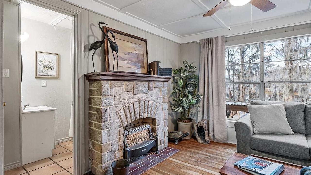 Photo of Livingroom in Uncertain