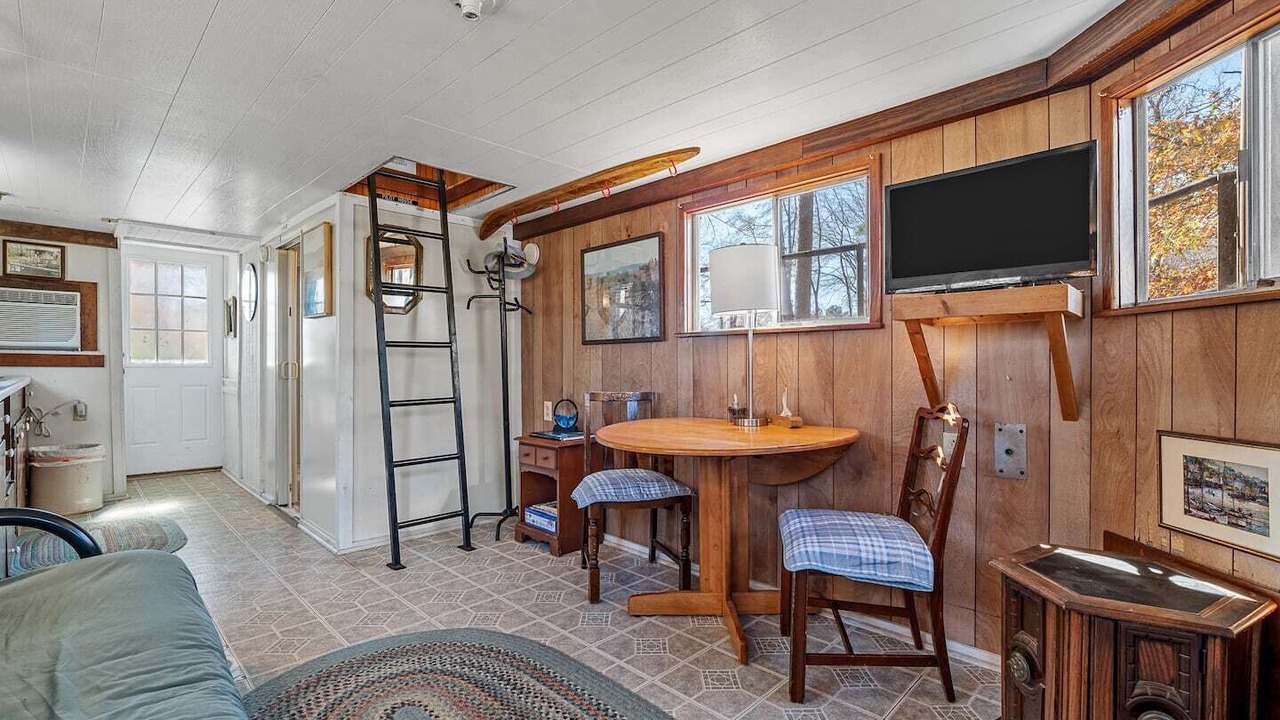 Photo of Bedroom in Uncertain