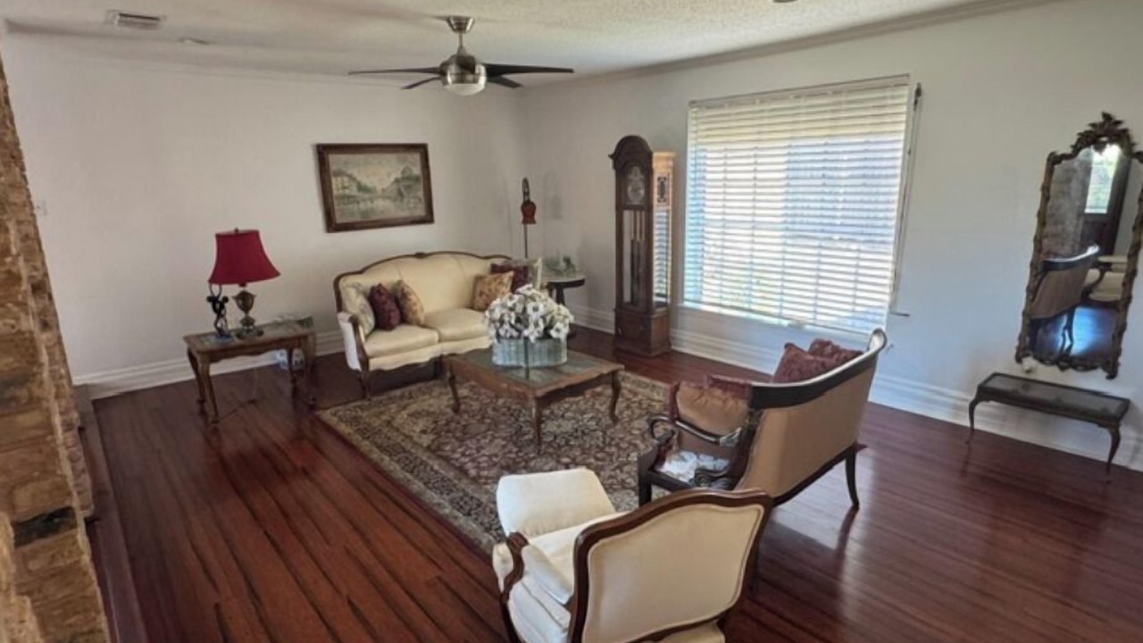 Photo of Livingroom in Old Aurora