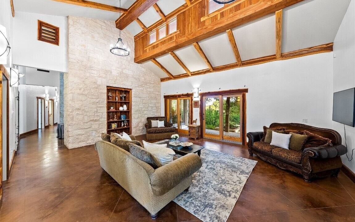 Photo of Livingroom in La Hacienda Estates