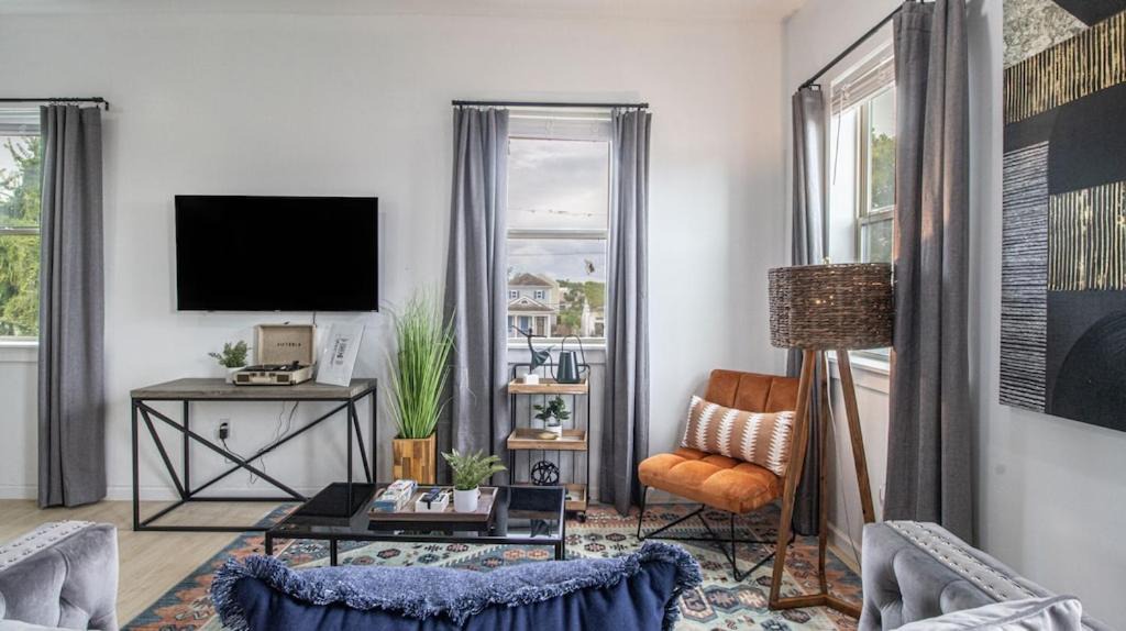 Photo of Livingroom in Central City