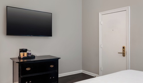Room, 1 King Bed (Petite)