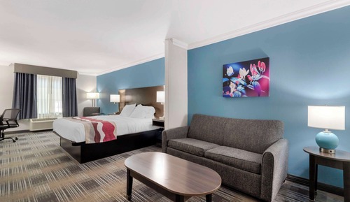 Suite, 1 King Bed (Dining Table)