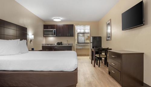 Standard Room, 1 King Bed, Non Smoking, Kitchenette