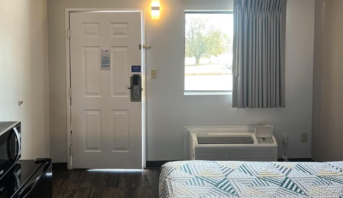 Deluxe Room, 1 King Bed, Accessible, Smoking