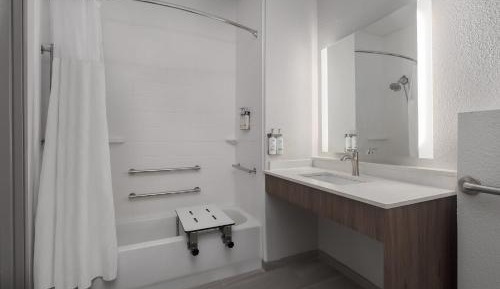 Standard Queen Room with Two Queen Beds and Mobility Accessible Tub