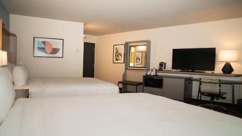 Queen Room with Two Queen Beds - Mobility Access Tub/Non-Smoking