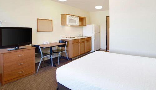 Efficiency Queen Room with Kitchen - Non-Smoking