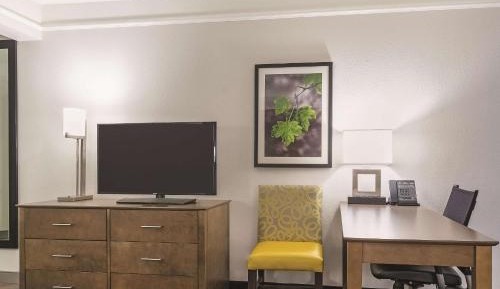 King Room with Mobility Access and Bath tub - Non-Smoking