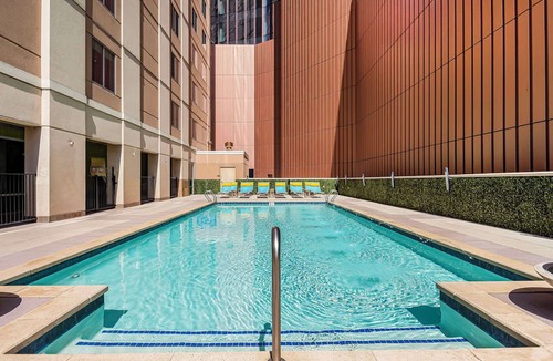 Houston Convention District Hotel | Embassy Suites by Hilton Houston Downtown Convention Center