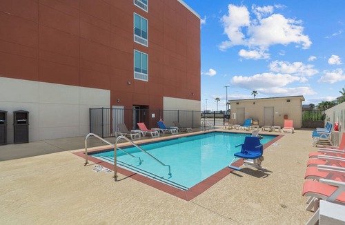 El Lago Hotel | Holiday Inn Express & Suites Houston NASA - Boardwalk Area by IHG