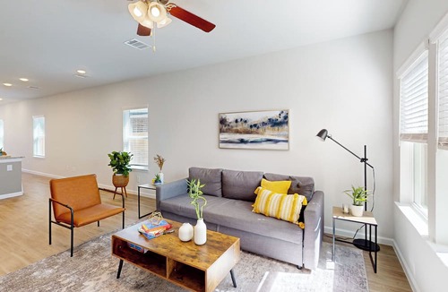 Porter Cottage | Patio Dining & Yard: Porter Escape, 3 Mi to Golf