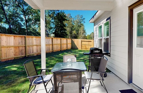 Porter Cottage | Patio Dining & Yard: Porter Escape, 3 Mi to Golf