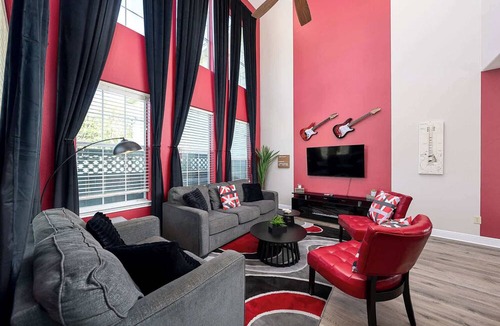 Govalle Villa | Upstay East Austin Retreat w Yard5min to Downtown
