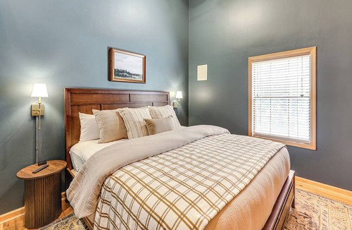 Royal Cottage | Creek Access, Games: Family-friendly Royal Retreat