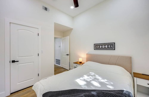 Eastside Promise Neighborhood Cottage | 1 Mi to Dtwn San Antonio: Sleek Bungalow w/Yard!