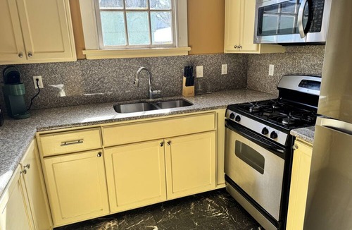 McDonough House | Walking distance from ferry which brings you to downtown!