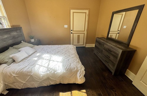 McDonough House | Walking distance from ferry which brings you to downtown!