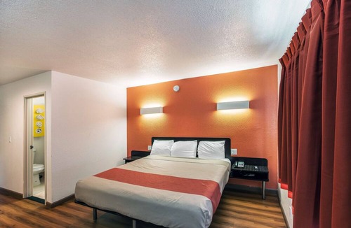 Cedar Crest Hotel | Motel 6 Dallas, TX - South
