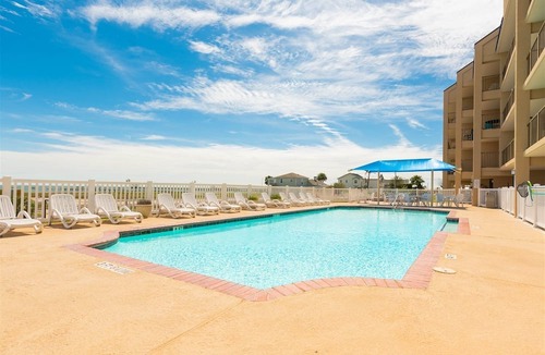 Rockport Condo | Water's Edge | Balcony + 1000 ft Fishing Pier!