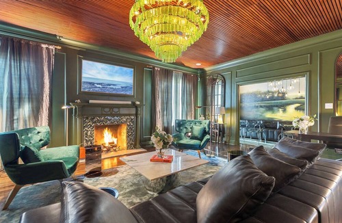 Old East Dallas Condo | Spacious 1-bed executive condo on Dallas’ historic Swiss Avenue. Enjoy the porch access, high-speed Wi-Fi, king bed with Egyptian-cotton linens, and modern design with upscale finishes—perfect for morning coffee, remote work, or relaxing evening