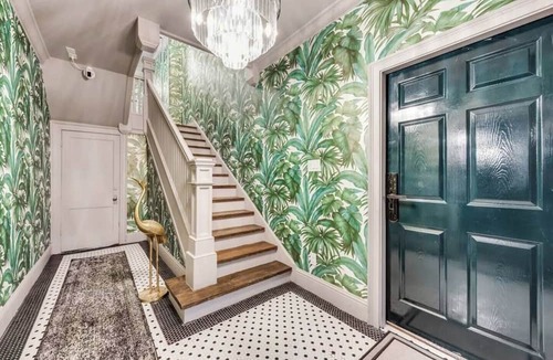 Old East Dallas Condo | Discover Munger’s historic charm in this spacious 3-bedroom, 3 1/2 bath condo for up to 7 guests. Each bedroom offers a private ensuite, luxury linens, and Sleep 8 Technology. Enjoy a chef’s kitchen with high-end appliances & spacious living areas.